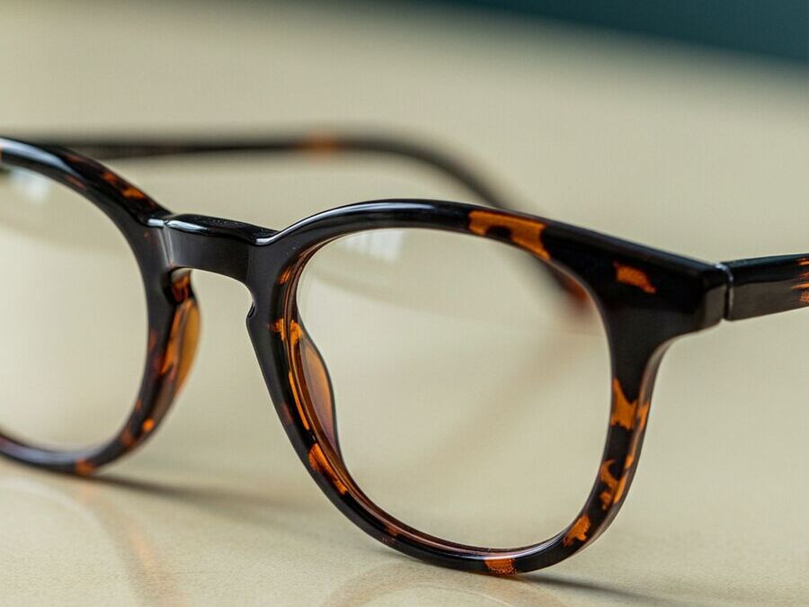 Detalhe da frente de uma armação tartaruga com lentes transparentes