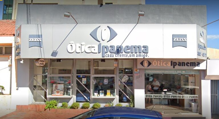Fachada da Ótica Ipanema na Rua José Antônio, com o letreiro da marca e a frase cada cliente, um amigo